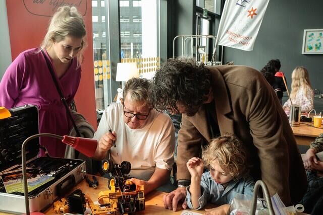 Saïd en Anna (4+) met Junior Repair Café