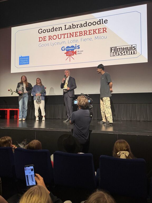 Wethouder Nico Schimmel reikt Gouden Labradoodle uit